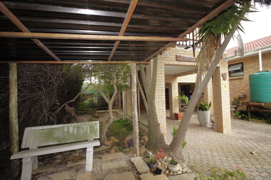 6 Bedroom Property for Sale in Paradise Beach Eastern Cape